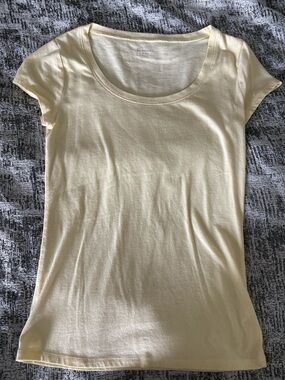 No Boundaries Yellow T-Shirt Women’s Size XS